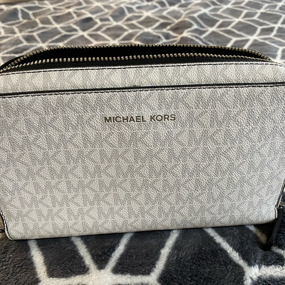 Mens wallet but can be use for both. - Picture 2 of 4